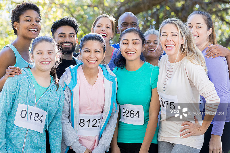 慈善赛跑者合影图片素材