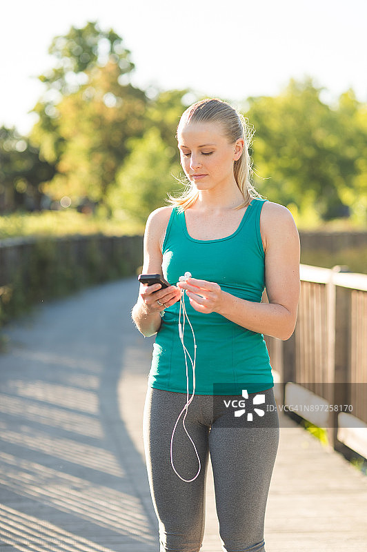 美丽早晨慢跑的单身女跑步者图片素材