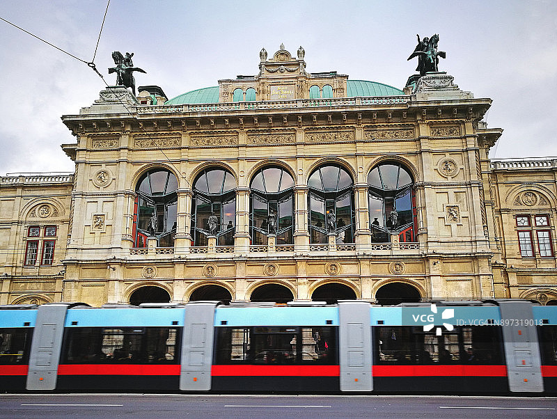 奥地利维也纳国家歌剧院前的有轨电车图片素材