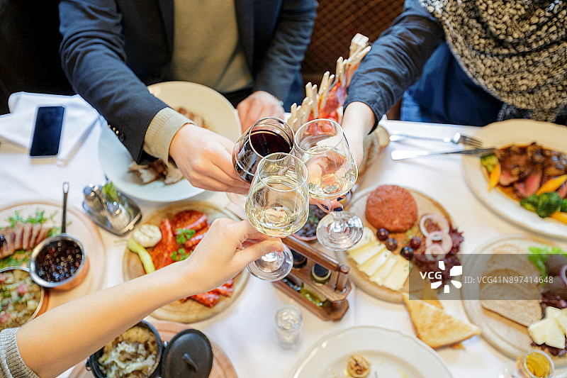 朋友们举杯庆祝高角度 view图片素材