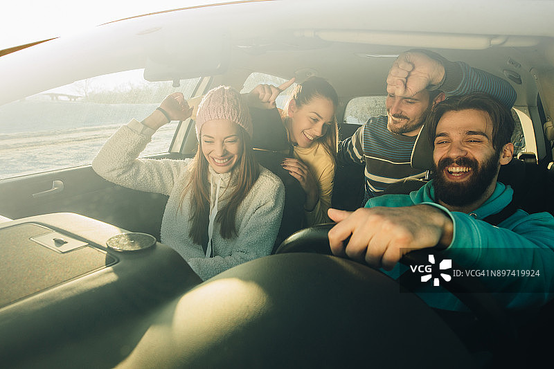 快乐的朋友们在公路旅行中跳舞图片素材