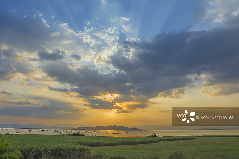 泰国素攀武里府克拉谢奥大坝的壮丽日落图片素材