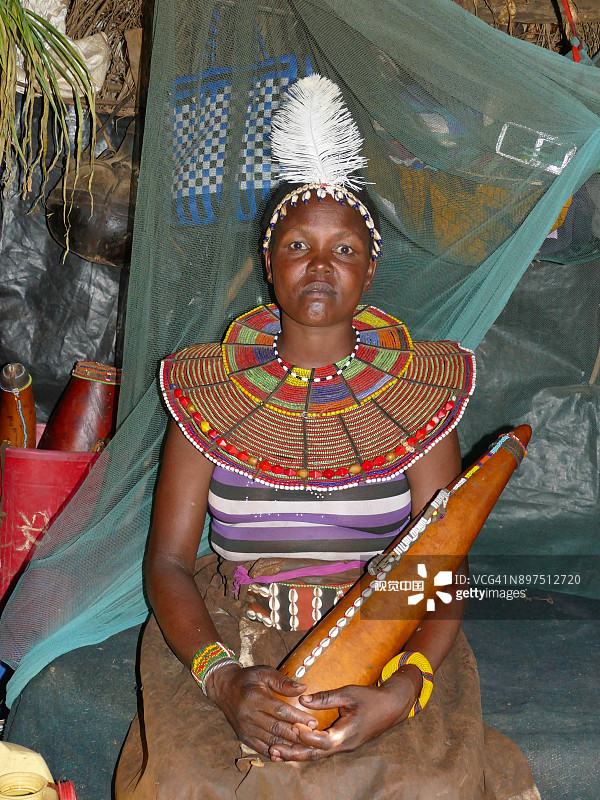手持乐器的波科特族妇女，肯尼亚图片素材