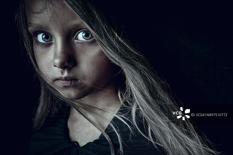 悲伤的女孩图片素材