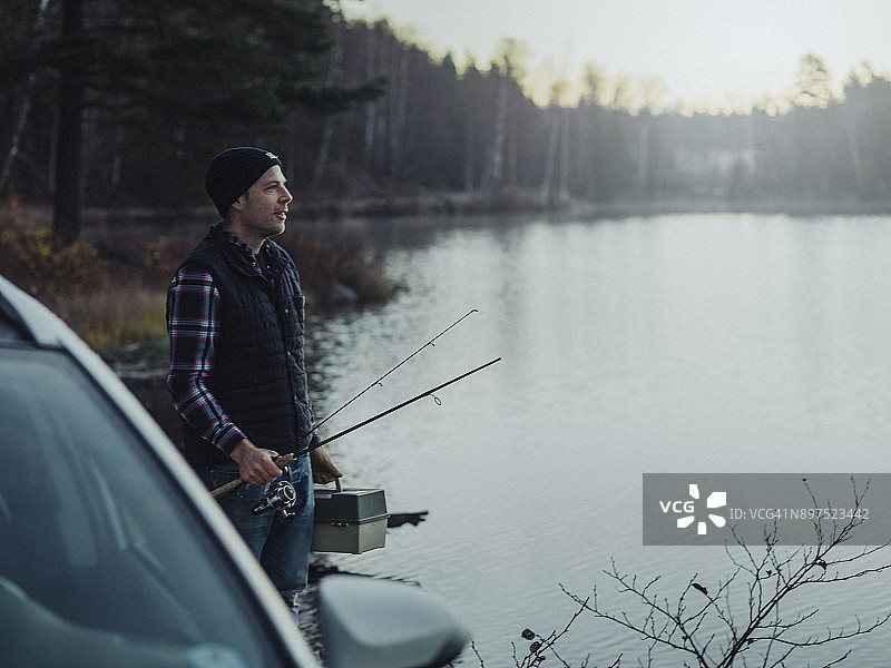 冬天，男人在野外开车钓鱼图片素材
