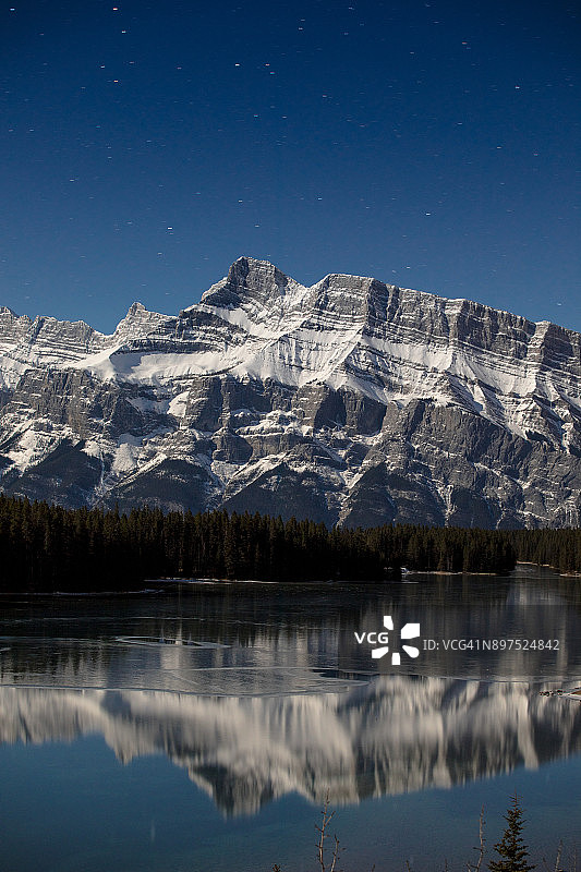 夜晚的山峰图片素材