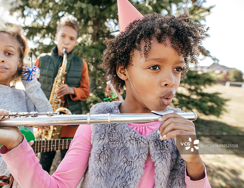 儿童在户外用乐器庆祝生日图片素材
