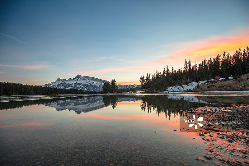 加拿大班夫国家公园双杰克湖风光图片素材