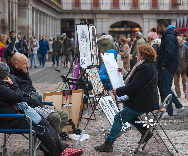 西班牙马德里马约尔广场的画家图片素材