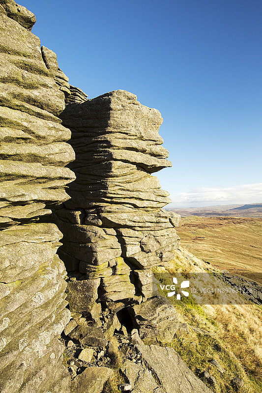 英国约克郡山谷的磨石砂岩露头图片素材