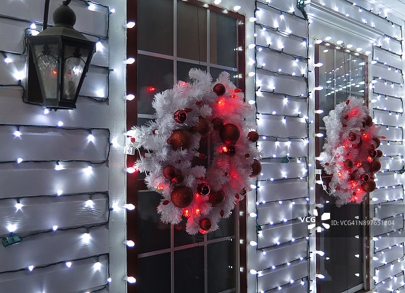 夜晚装饰着圣诞灯的房屋窗户 - 圣诞家居装饰图片素材