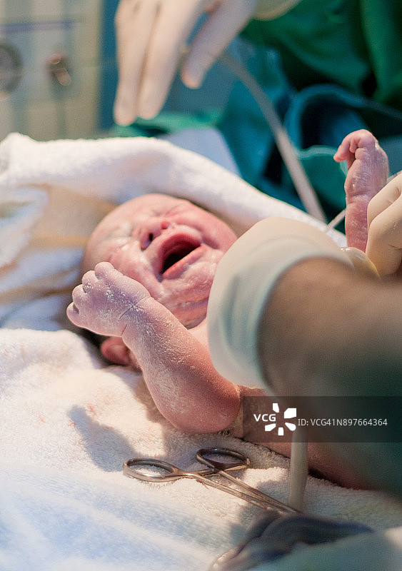 新生儿出生后的时刻图片素材