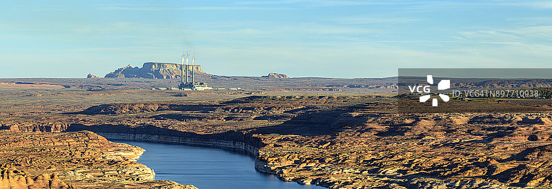 犹他州鲍威尔湖和燃煤发电厂日落全景图片素材