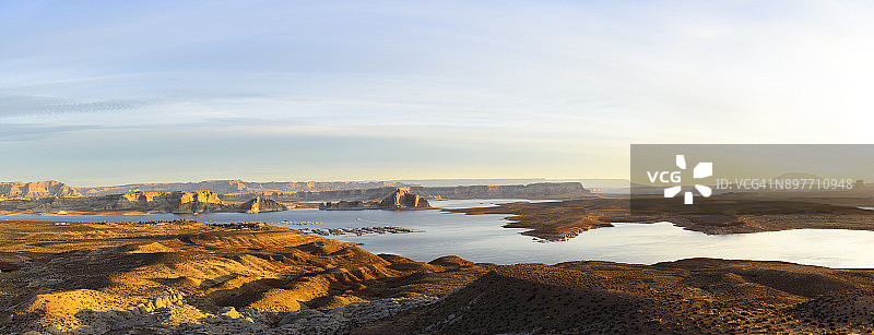 日落时分的犹他州鲍威尔湖全景图片素材
