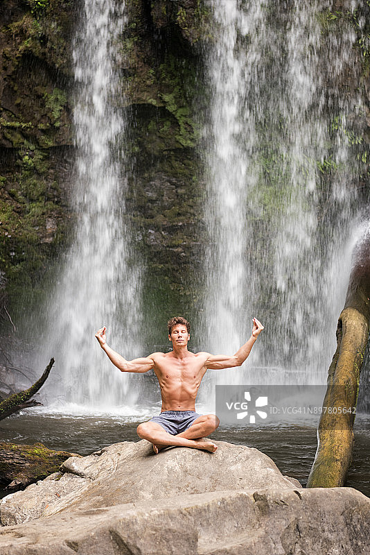 与自然连接，呼吸，瑜伽，瀑布图片素材