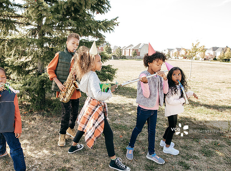 儿童在户外用乐器庆祝生日图片素材