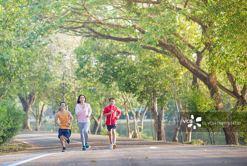 亚洲家庭在公园练习瑜伽图片素材