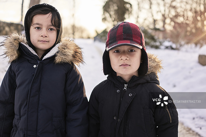 两个小兄弟的肖像图片素材