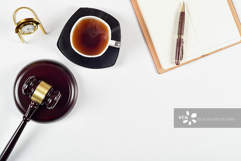 律师工作场所，有文件、木槌、红茶和座钟图片素材