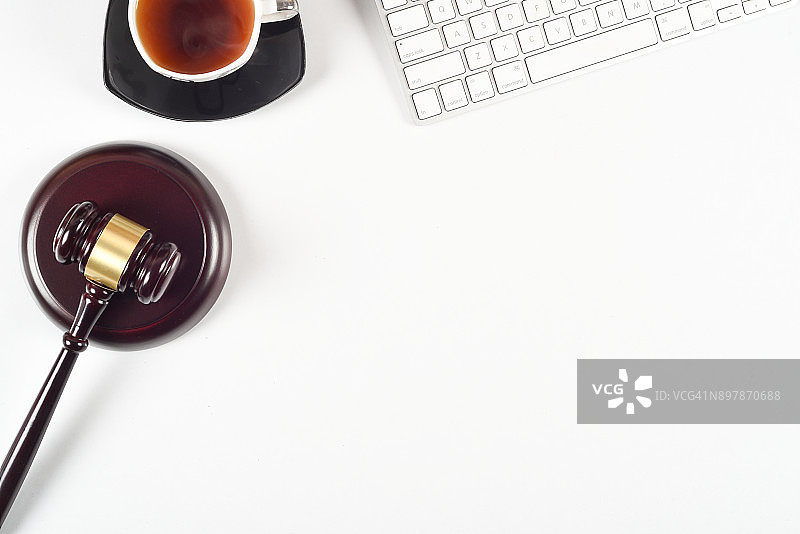 律师工作场所的正义与法律概念：电脑键盘、茶和法官法槌俯视扁平图片素材