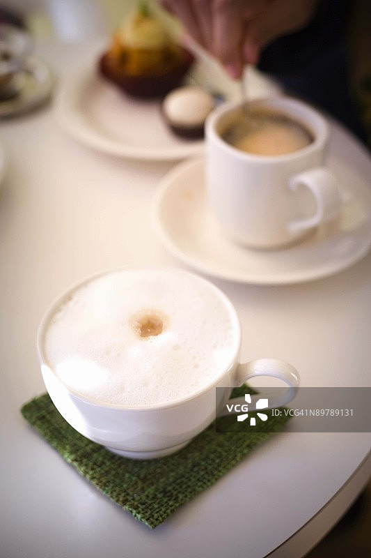 卡布奇诺和法式糕点咖啡图片素材