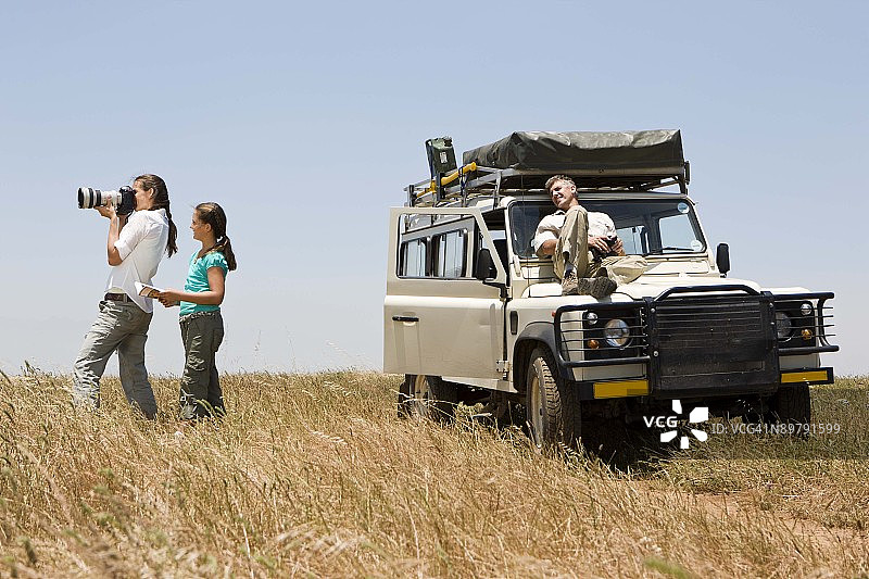 卡车旁的一家人图片素材