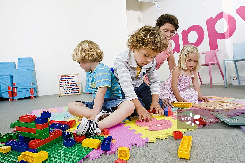 老师和学生玩耍图片素材