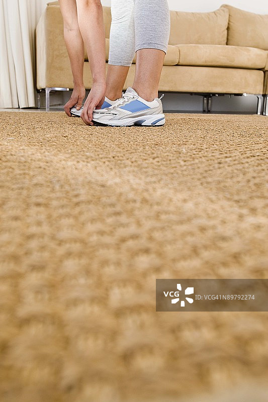 女子在家伸展运动图片素材