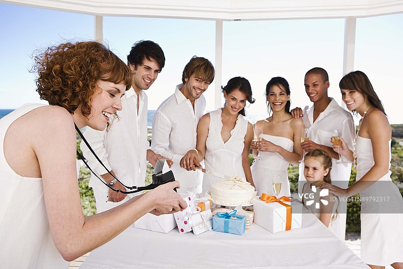 新娘和新郎切蛋糕图片素材