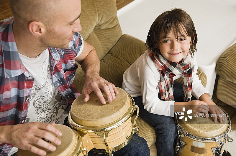 父子和鼓图片素材
