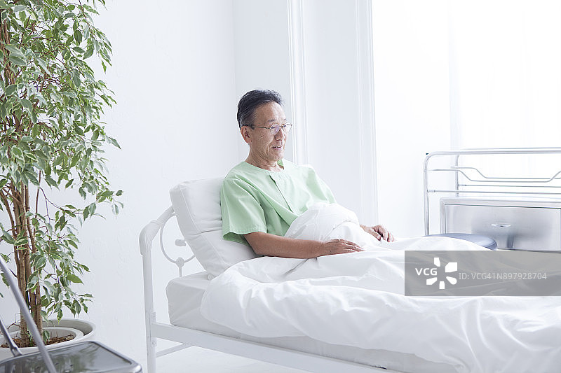 一位在医院里的老人图片素材