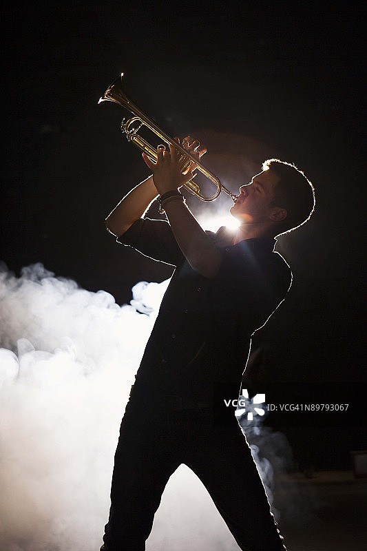 男人吹小号图片素材