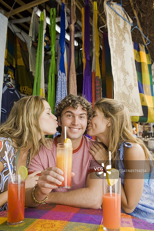 在户外咖啡馆接吻的男女图片素材