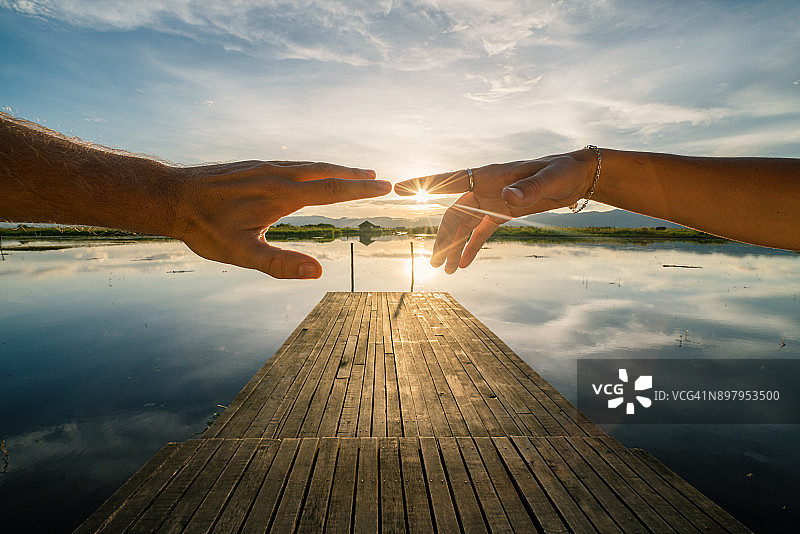 日出时分两指相触图片素材