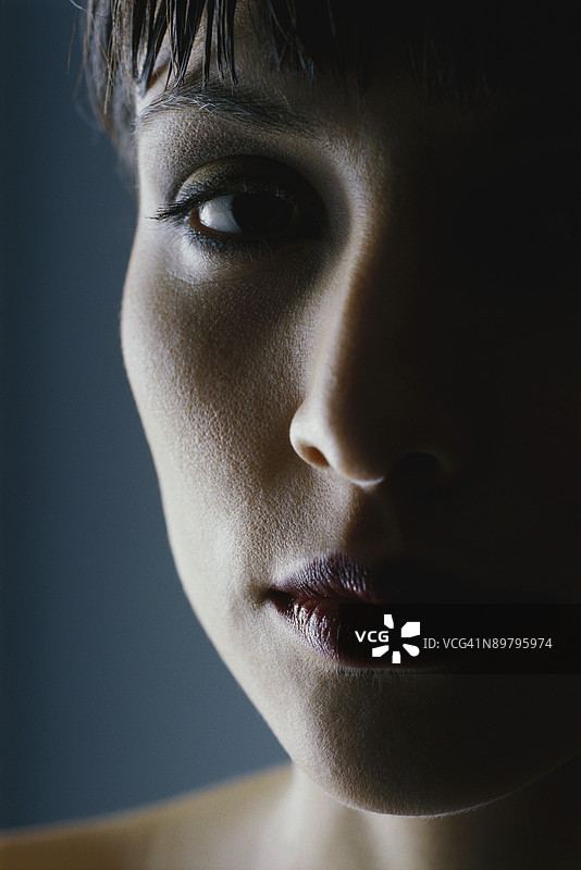 女人的脸在阴影中，特写镜头图片素材