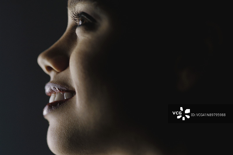 年轻女子的面部特写图片素材