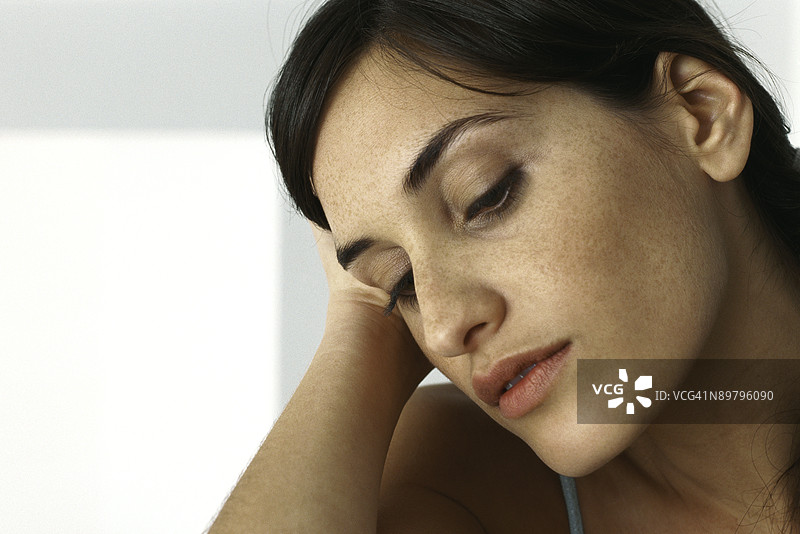 低头看着的女人，肖像画图片素材