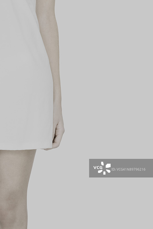 穿着裙子的女性，腰部特写，裁剪图像图片素材