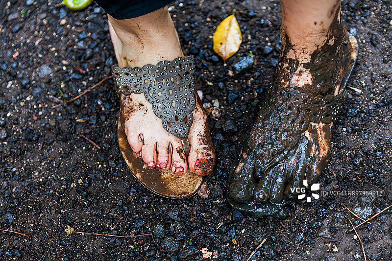 雨后泥泞中美丽的女性脚图片素材