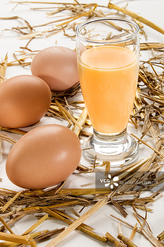 玻璃杯中的自制鸡蛋利口酒图片素材