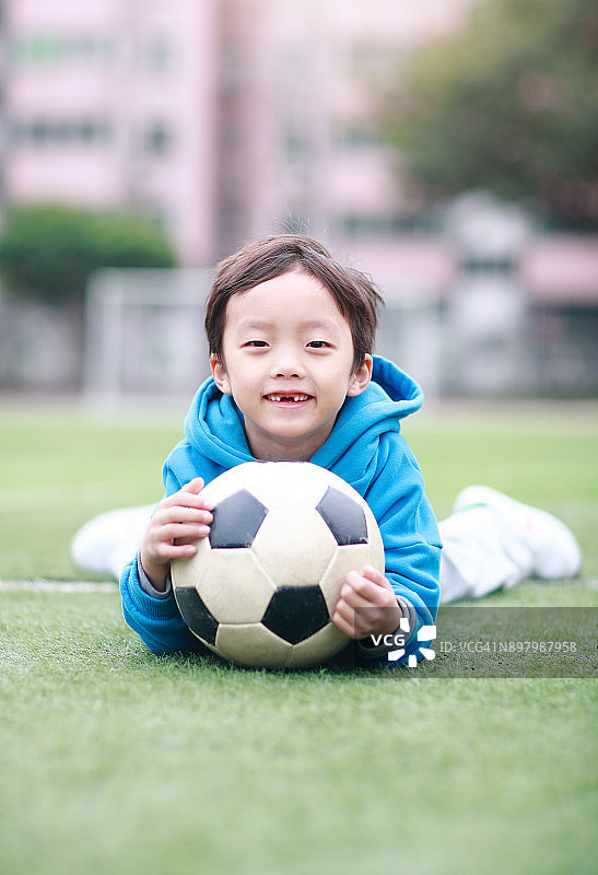 拿着足球的男孩图片素材