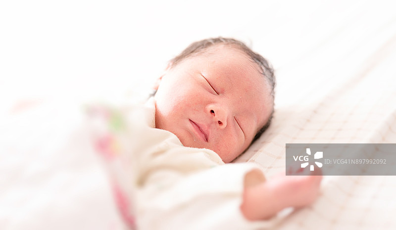正在睡觉的新生女婴：第一天图片素材