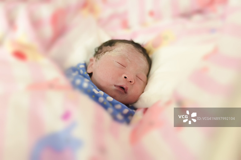 正在睡觉的新生女婴：第一天图片素材