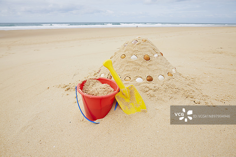 法国海滩上的沙堡、沙桶和铲子图片素材