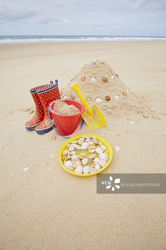 法国海滩上的沙堡、沙桶和铲子图片素材