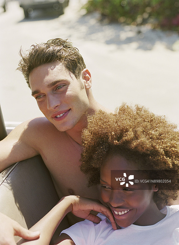 情侣在户外放松图片素材