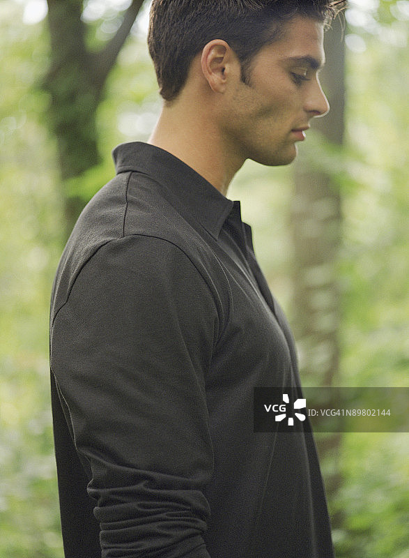 男人站在户外图片素材