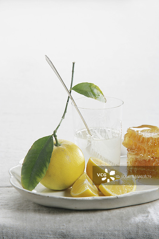 糖浆、蜂巢和柠檬图片素材