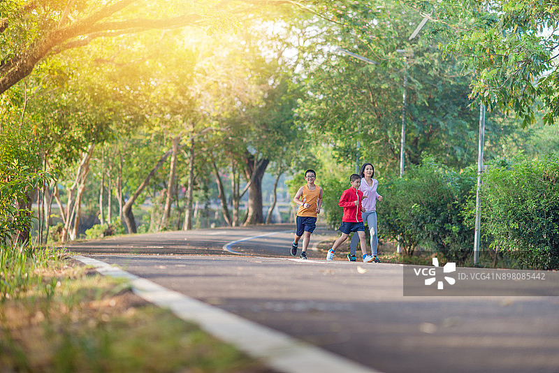 亚洲家庭在公园练习瑜伽图片素材