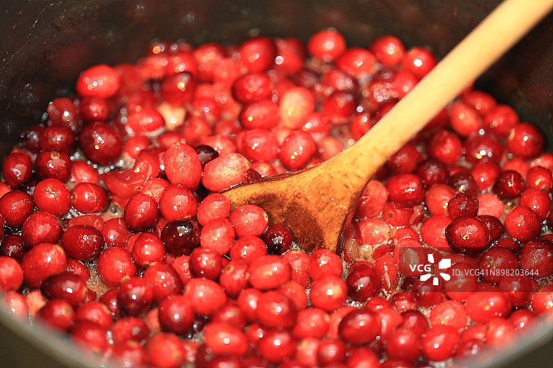 锅中烹煮的蔓越莓（小红莓）图片素材